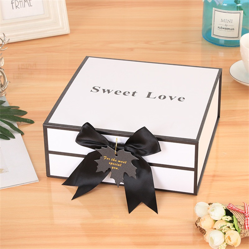 Custom Foldable Hot Foil Stamping Rigid Cardboard Chocolate Cake Cosmetics Makeup Jewelry Perfume Magnetic Closure Shopping Paper Gift Packaging Packing Box - Image 4